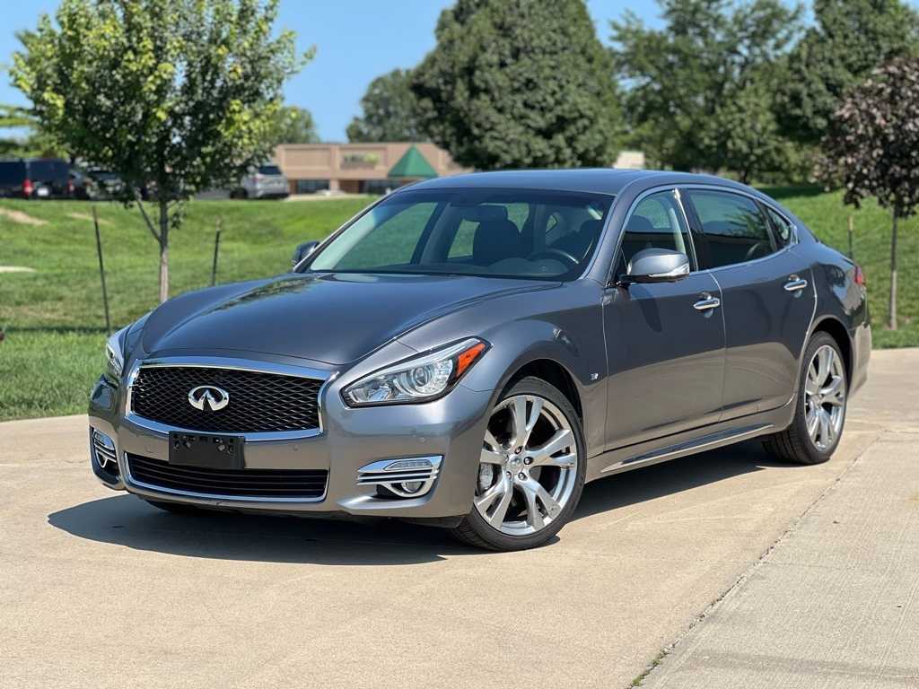 2017 INFINITI Q70  -
                  Urbandale, IA