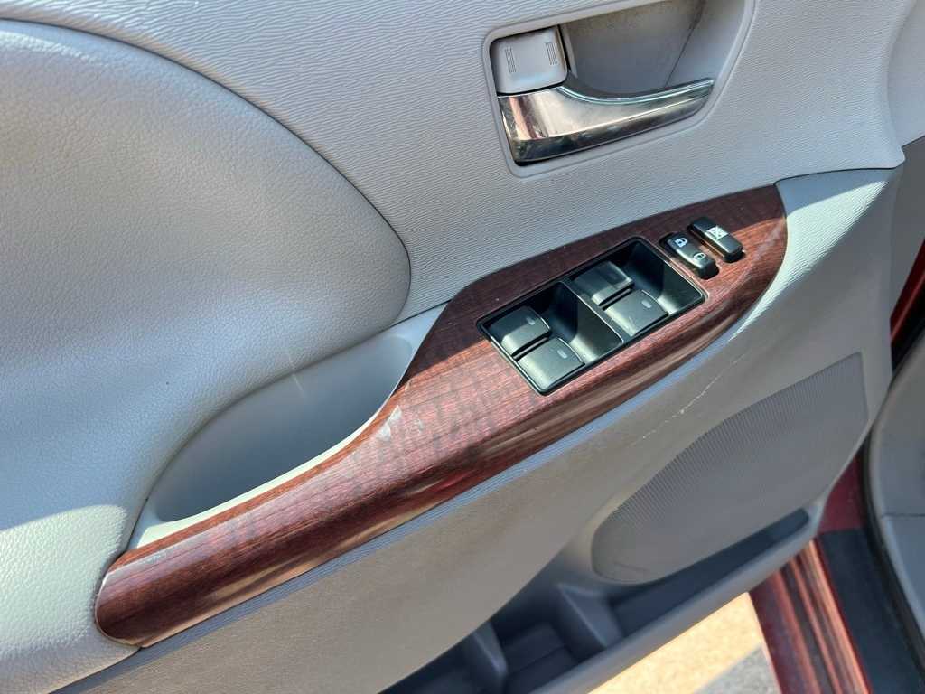 Thumbnail: 2012 Toyota Sienna - 14