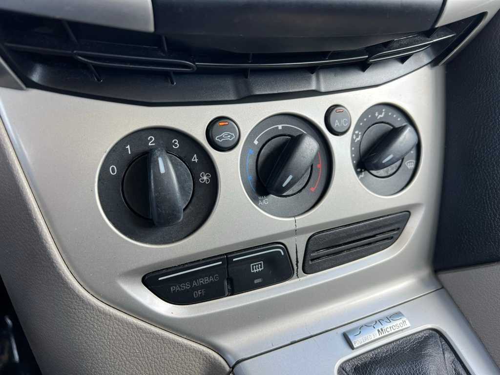 2012 Ford Focus SE 24