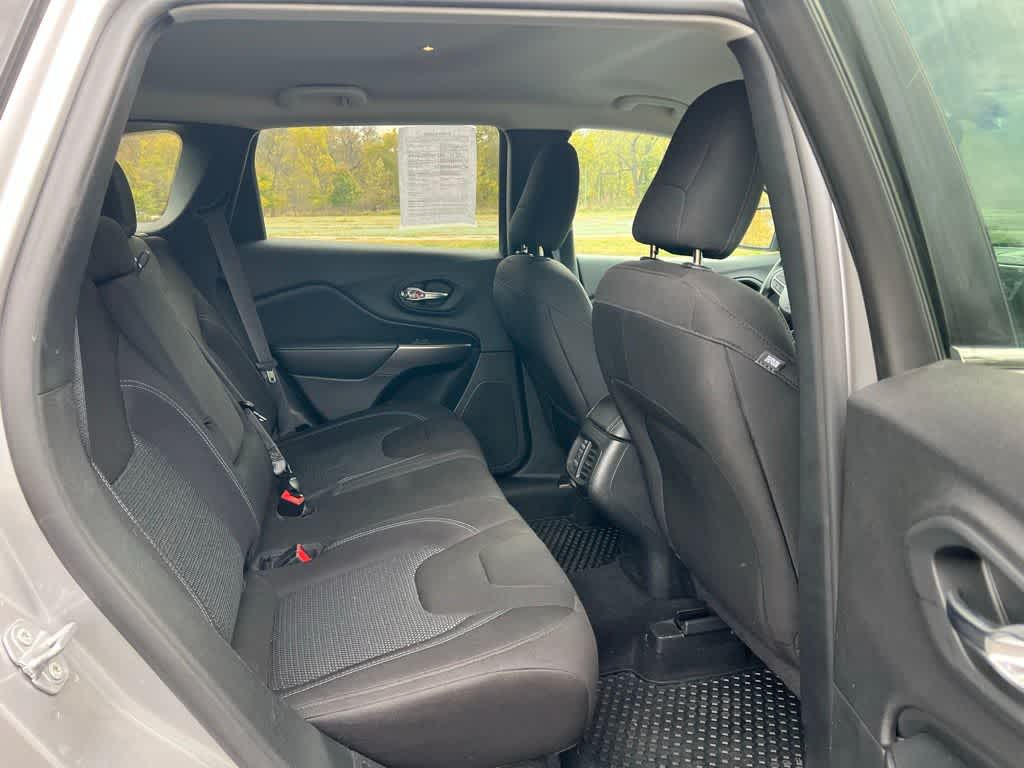 Thumbnail: 2019 Jeep Cherokee - 15