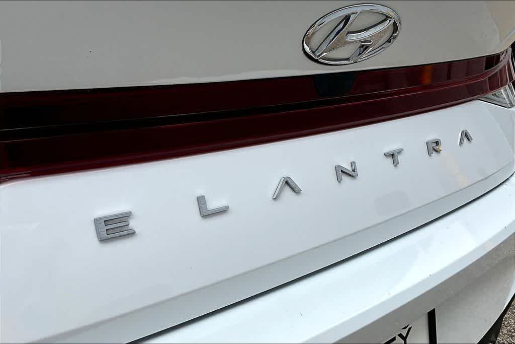 Thumbnail: 2022 Hyundai Elantra - 33
