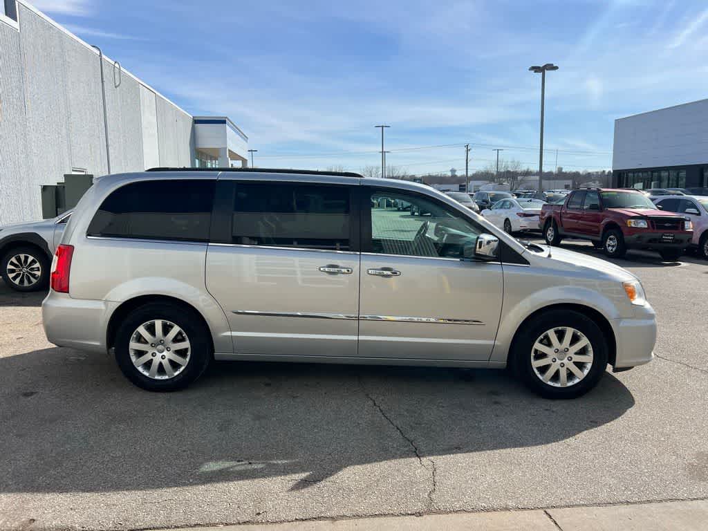 Thumbnail: 2012 Chrysler Town & Country - 7