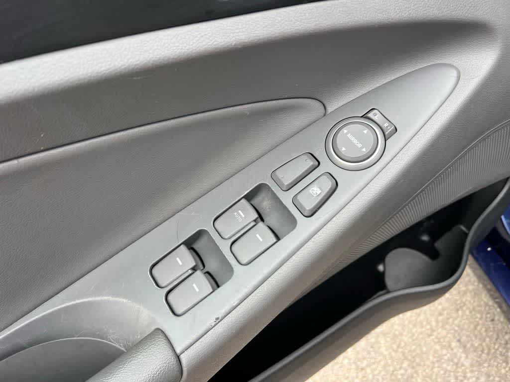 Thumbnail: 2011 Hyundai Sonata - 16