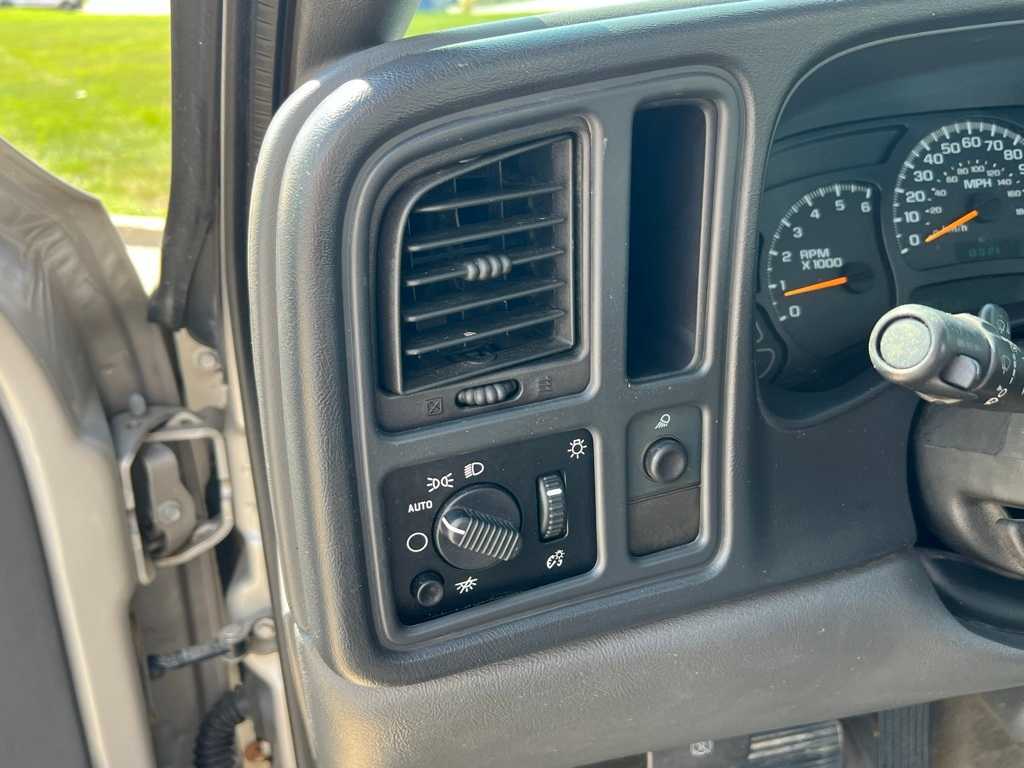 Thumbnail: 2004 Chevrolet Silverado 1500 - 21