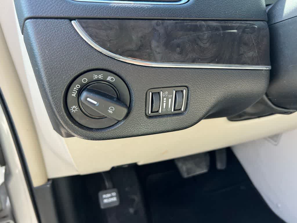 Thumbnail: 2012 Chrysler Town & Country - 17