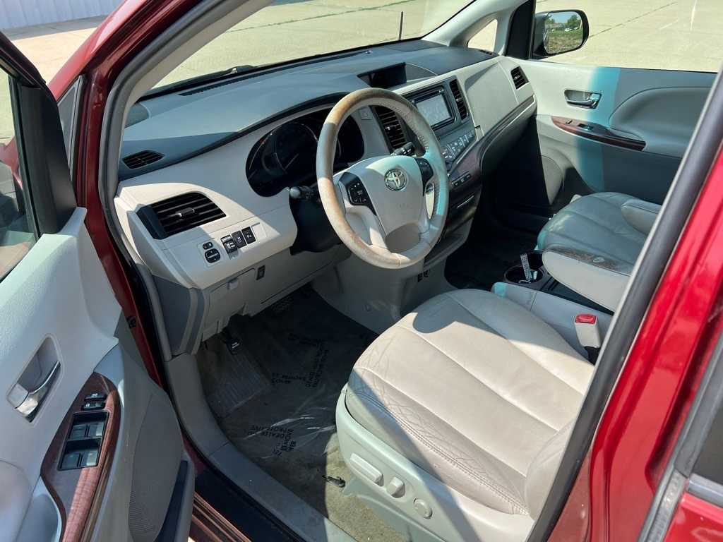 Thumbnail: 2012 Toyota Sienna - 13