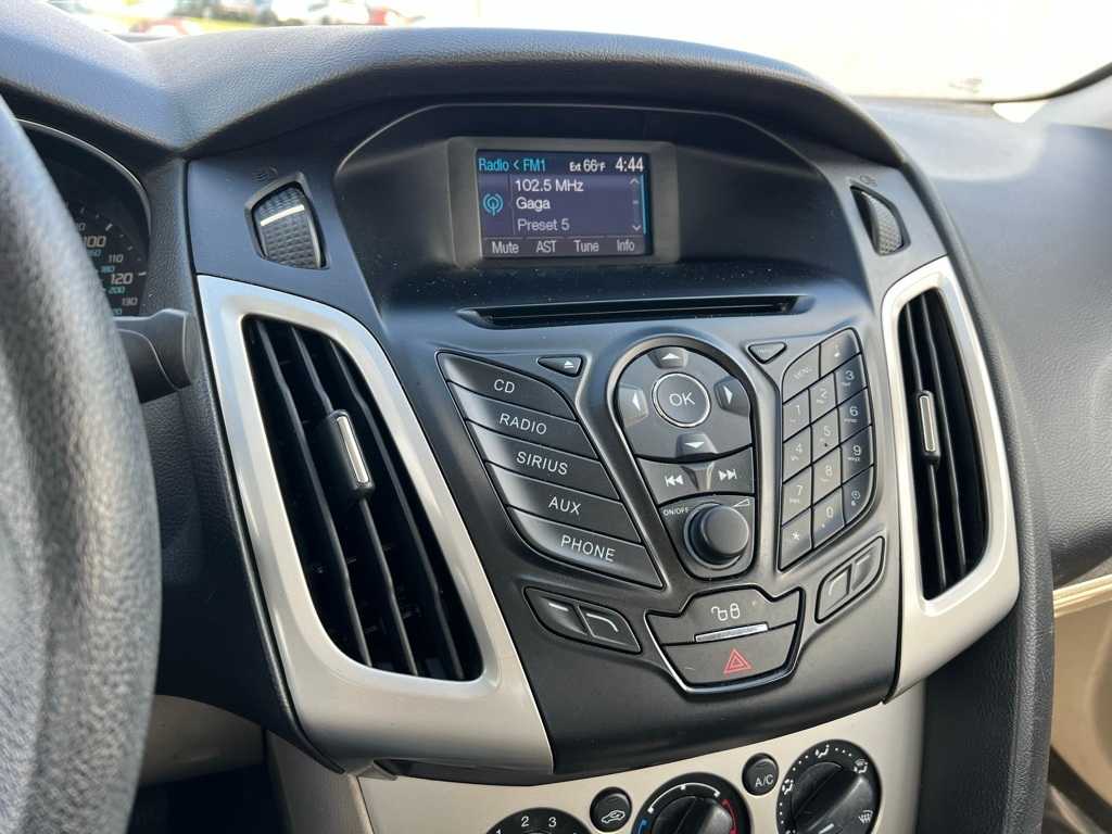 2012 Ford Focus SE 21