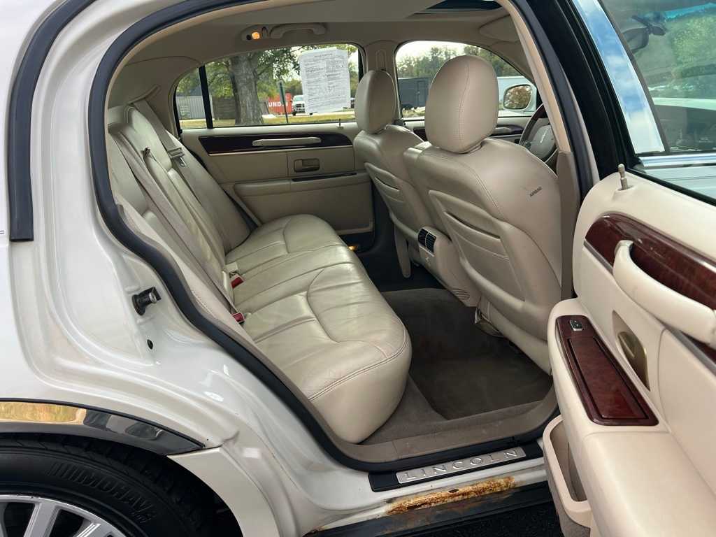 Thumbnail: 2005 Lincoln Town Car - 23