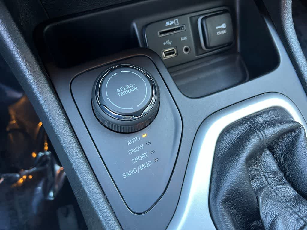 Thumbnail: 2016 Jeep Cherokee - 33