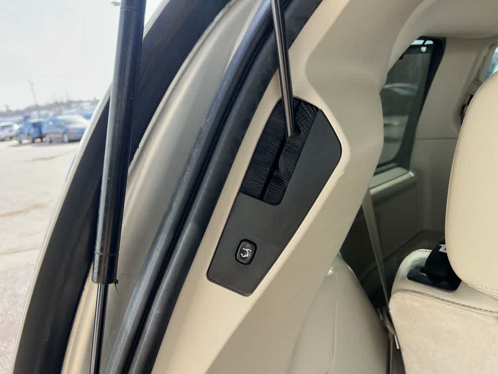 Thumbnail: 2012 Chrysler Town & Country - 30