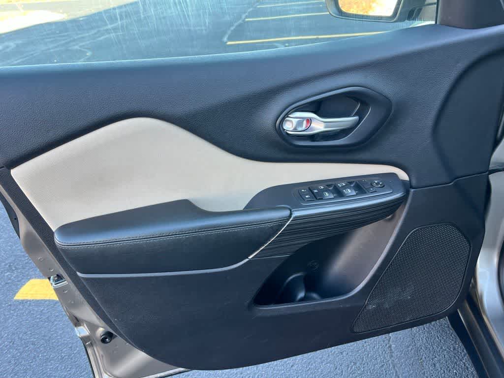 Thumbnail: 2016 Jeep Cherokee - 14