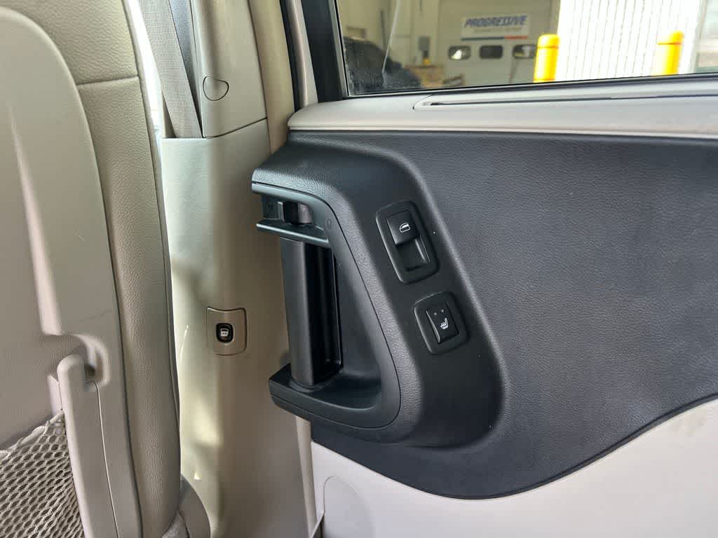 Thumbnail: 2012 Chrysler Town & Country - 20