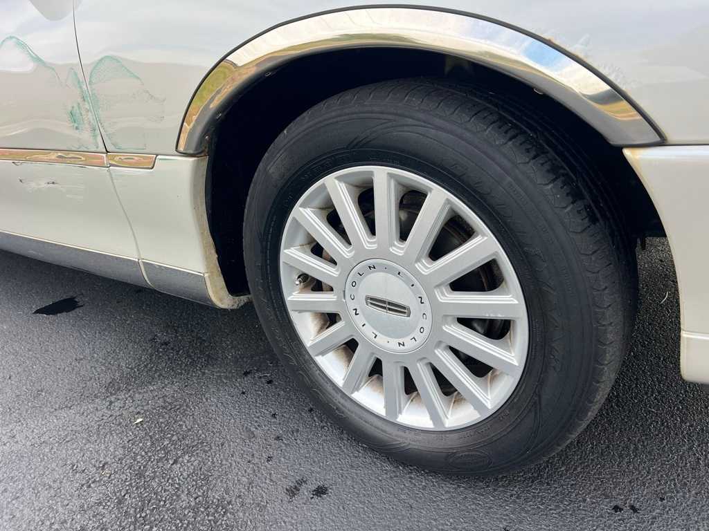 Thumbnail: 2005 Lincoln Town Car - 12