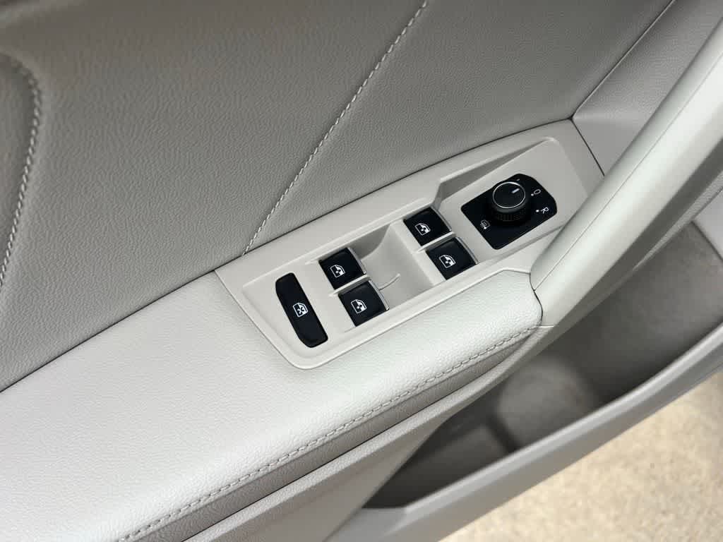 Thumbnail: 2023 Volkswagen Tiguan - 12