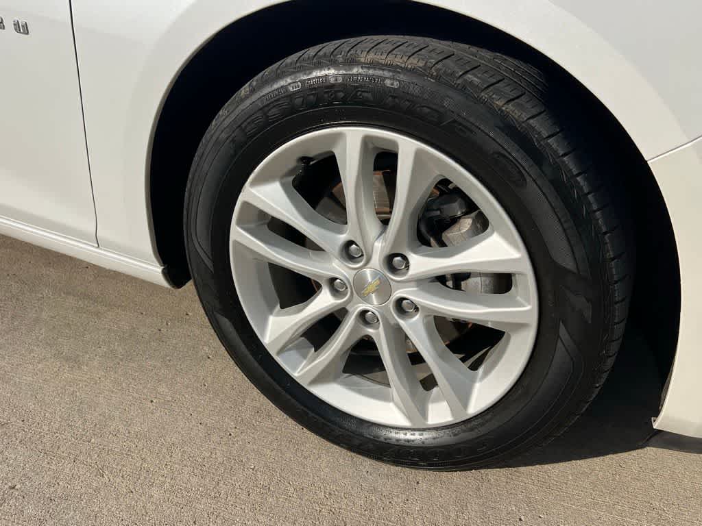 Thumbnail: 2017 Chevrolet Malibu - 9