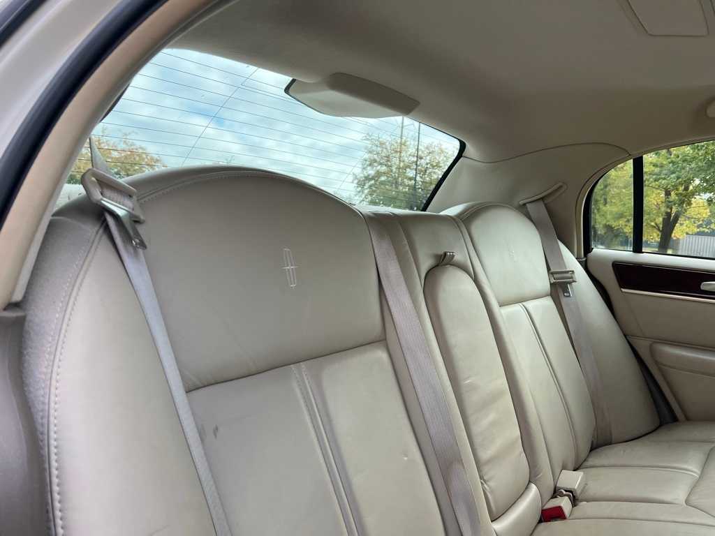 Thumbnail: 2005 Lincoln Town Car - 25
