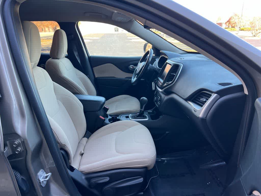 Thumbnail: 2016 Jeep Cherokee - 21