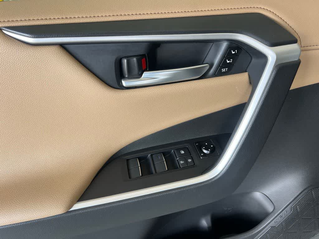 Thumbnail: 2020 Toyota RAV4 - 21