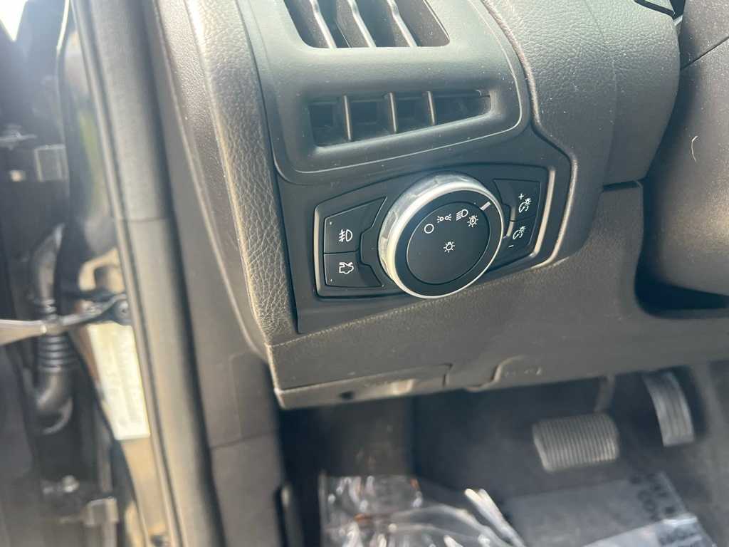 Thumbnail: 2016 Ford Focus - 14