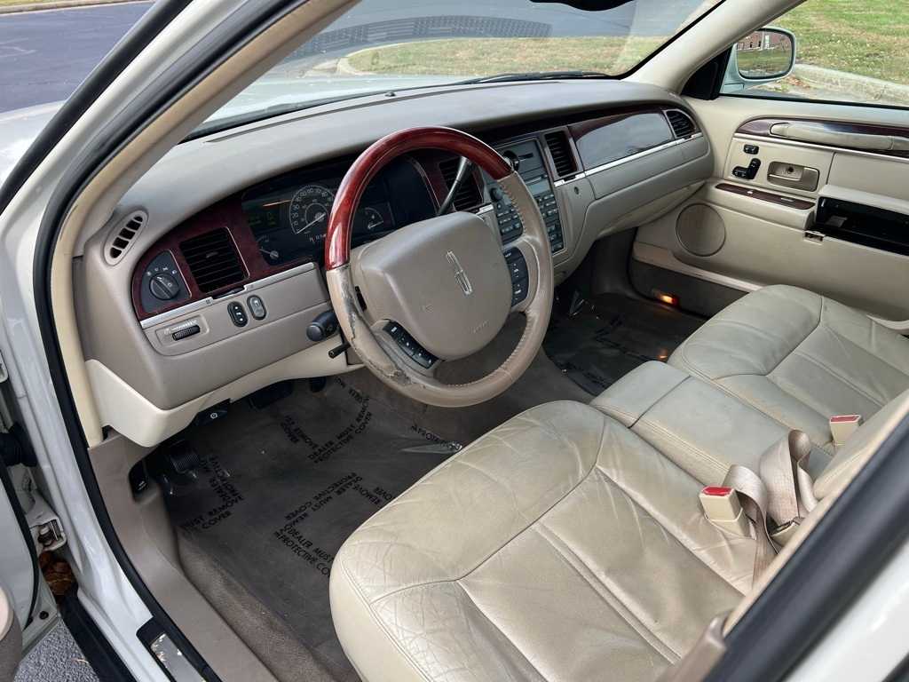 Thumbnail: 2005 Lincoln Town Car - 16