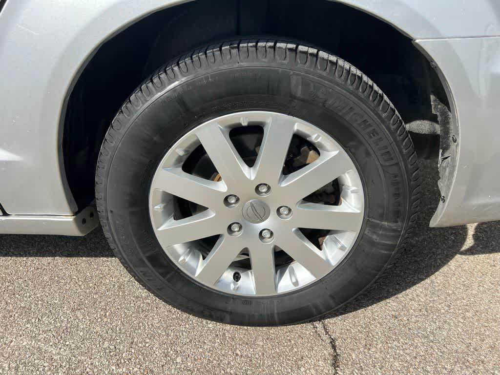 Thumbnail: 2012 Chrysler Town & Country - 11