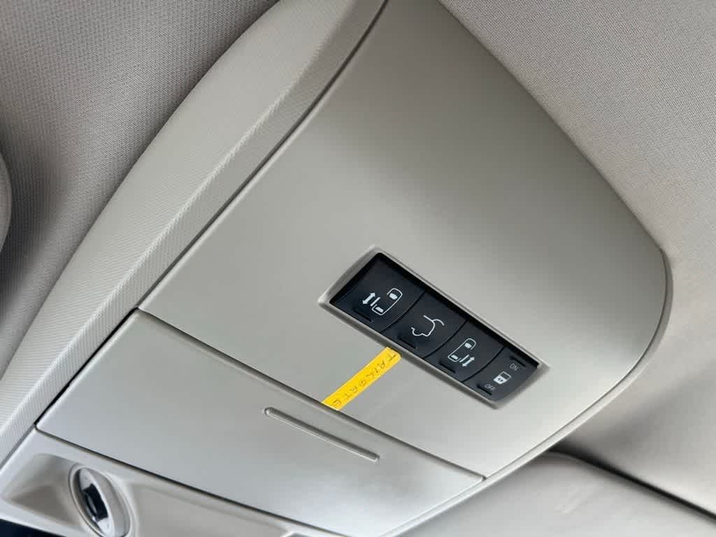 Thumbnail: 2012 Chrysler Town & Country - 38