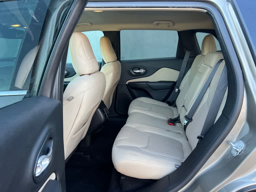 Thumbnail: 2016 Jeep Cherokee - 17