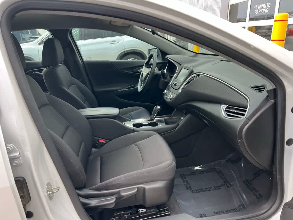 Thumbnail: 2017 Chevrolet Malibu - 16