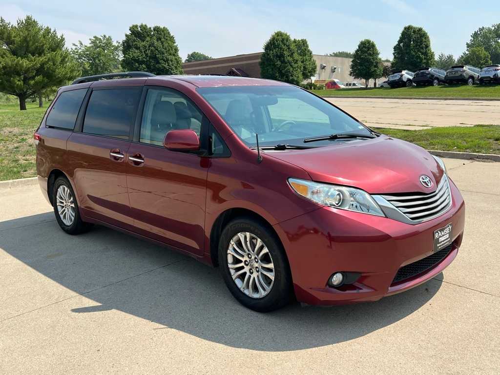 Thumbnail: 2012 Toyota Sienna - 7