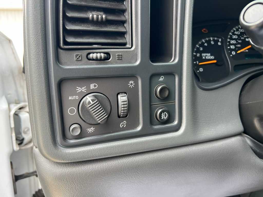 Thumbnail: 2005 GMC Sierra 2500 - 17