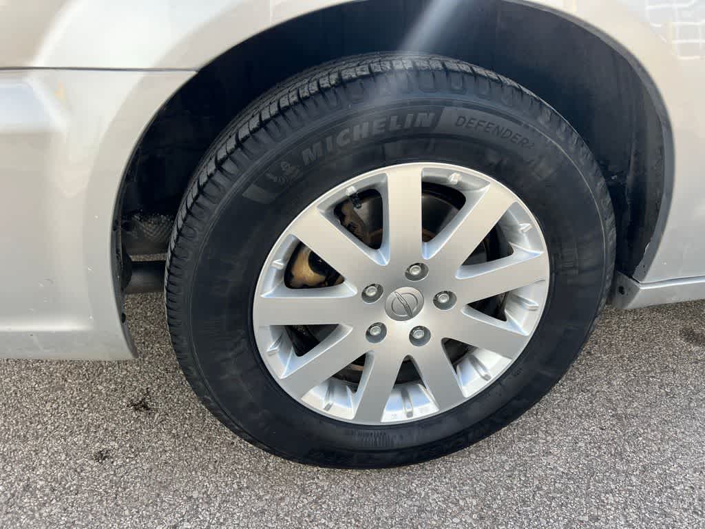 Thumbnail: 2012 Chrysler Town & Country - 12