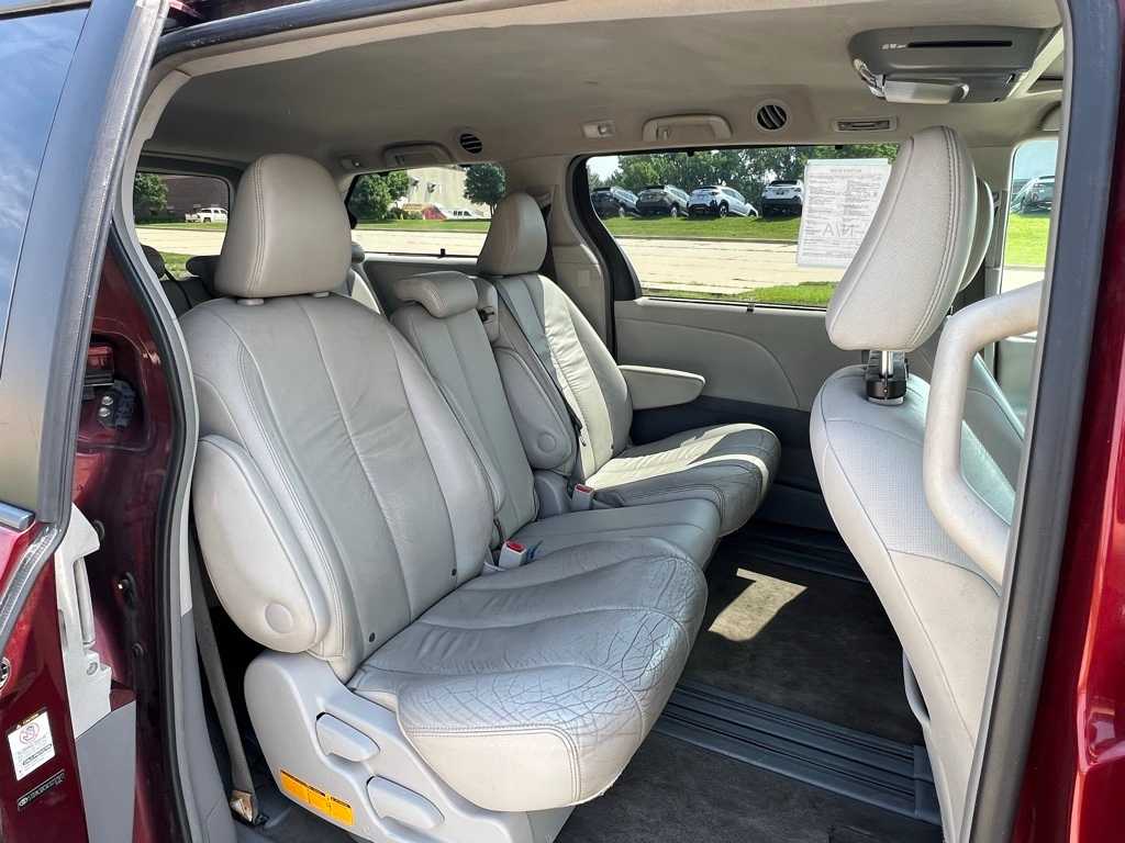 Thumbnail: 2012 Toyota Sienna - 27