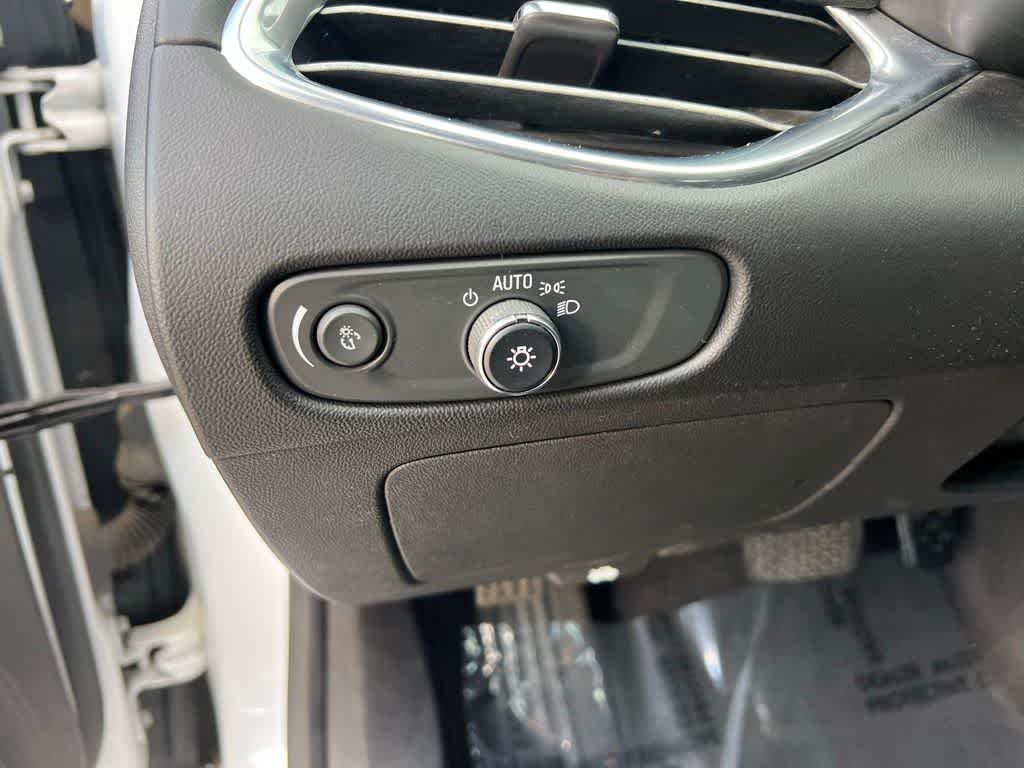 Thumbnail: 2017 Chevrolet Malibu - 12