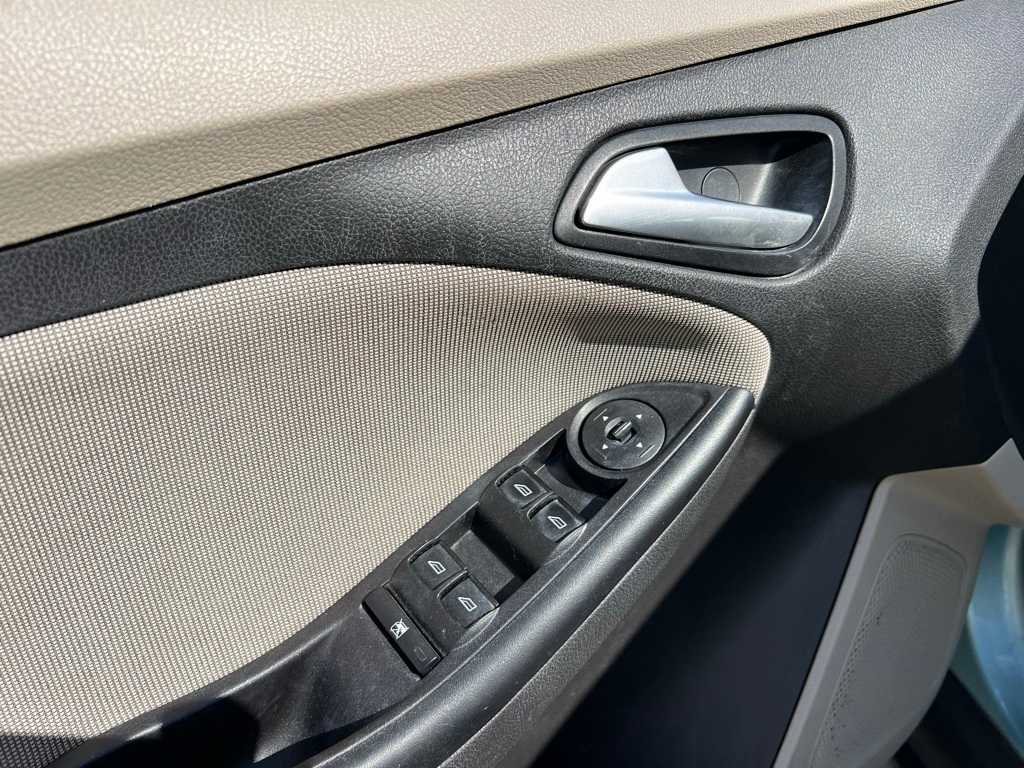 2012 Ford Focus SE 11