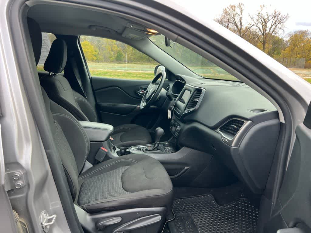 Thumbnail: 2019 Jeep Cherokee - 16