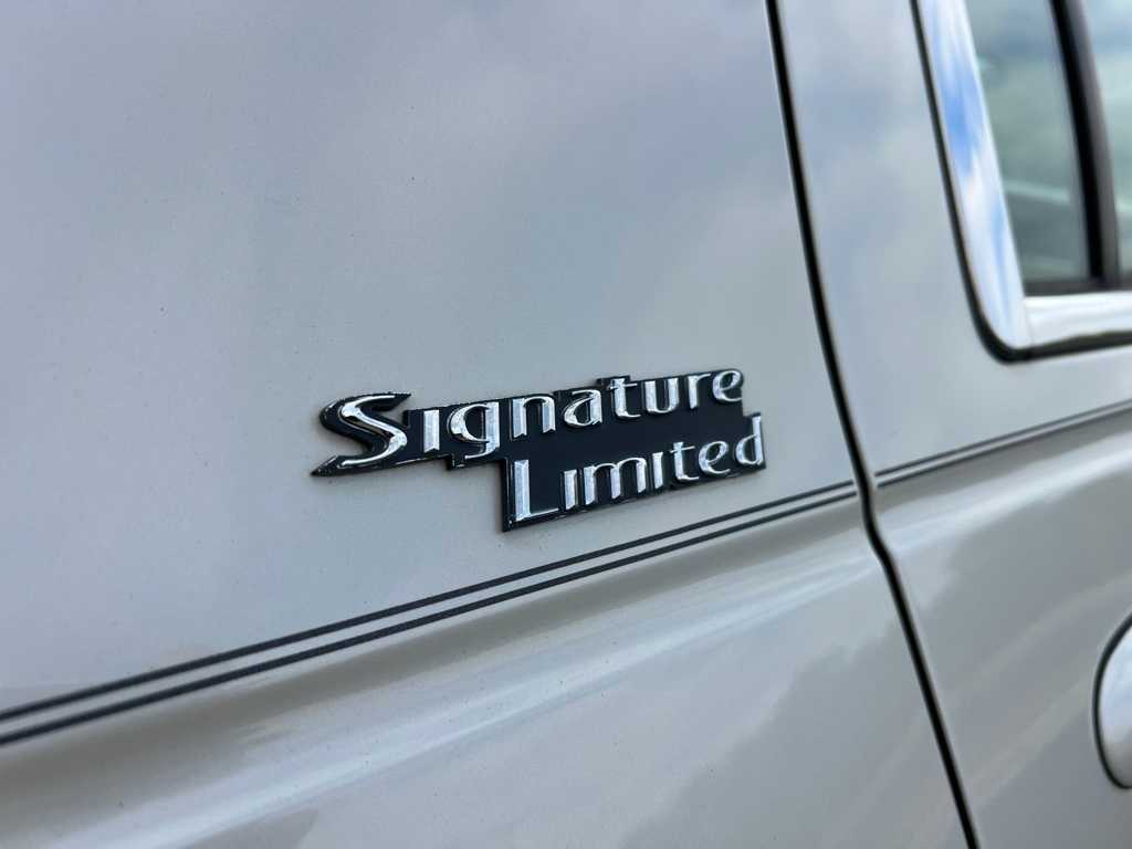Thumbnail: 2005 Lincoln Town Car - 14