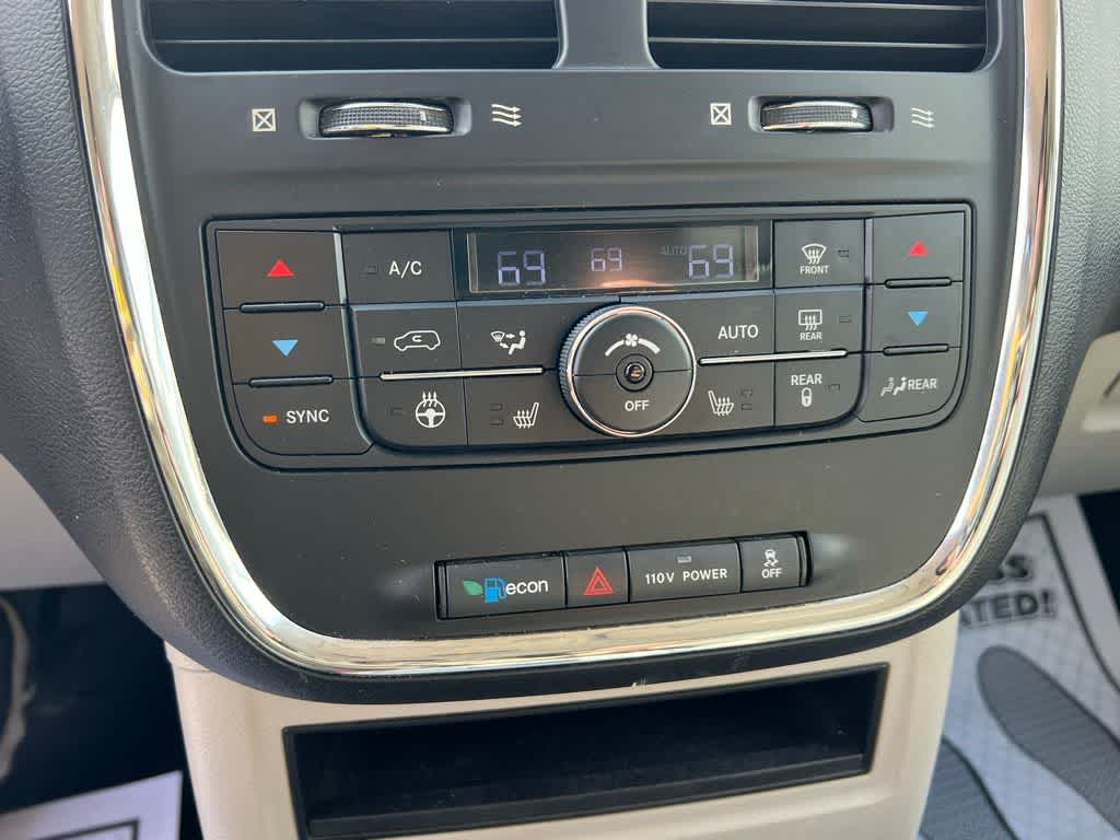 Thumbnail: 2012 Chrysler Town & Country - 36