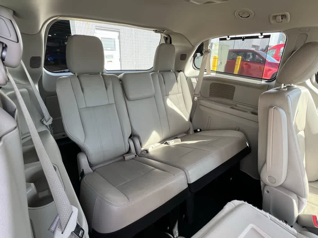 Thumbnail: 2012 Chrysler Town & Country - 26