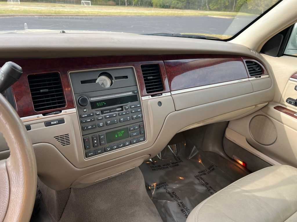 Thumbnail: 2005 Lincoln Town Car - 36