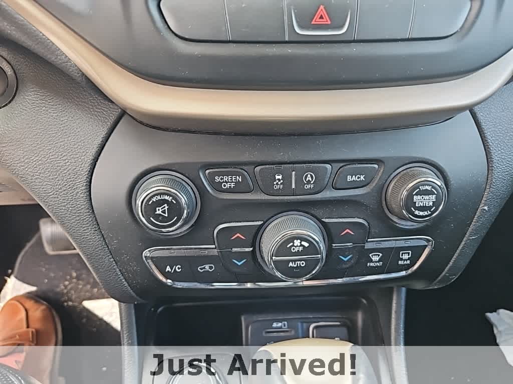 Thumbnail: 2015 Jeep Cherokee - 8