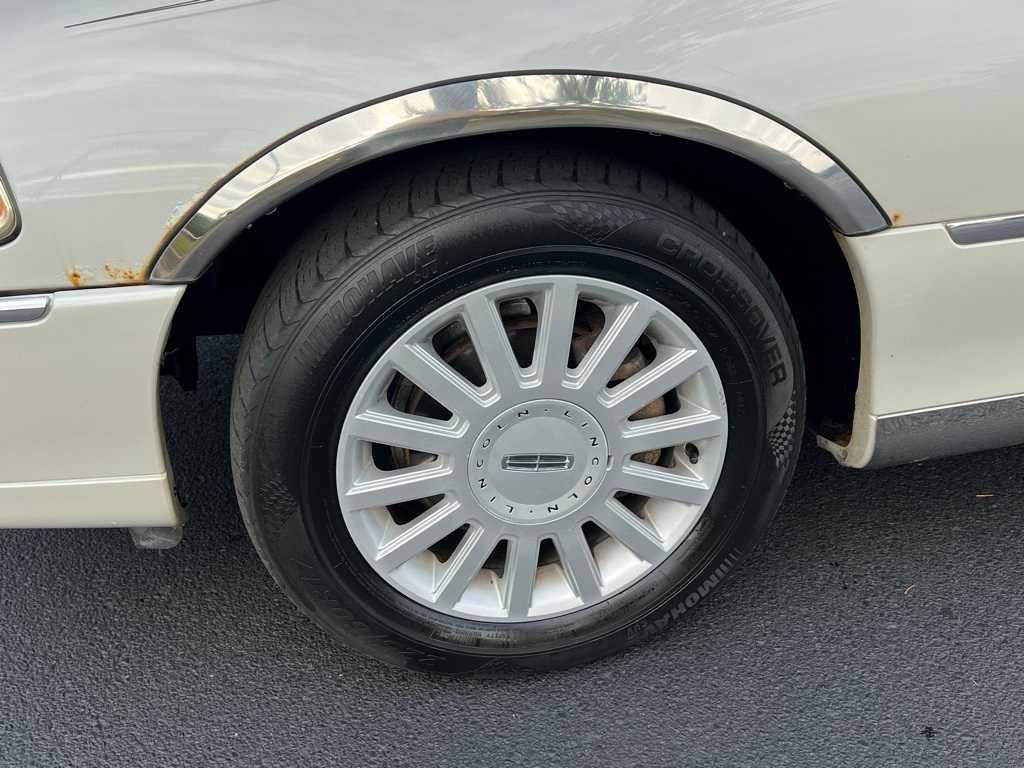 Thumbnail: 2005 Lincoln Town Car - 9
