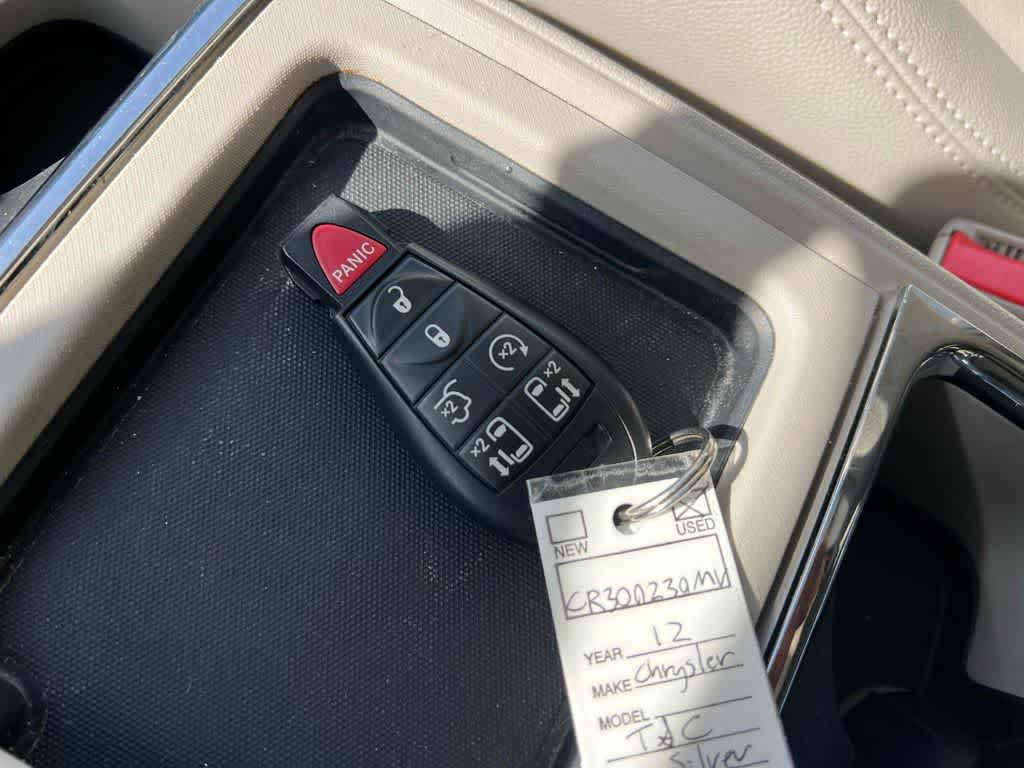 Thumbnail: 2012 Chrysler Town & Country - 40