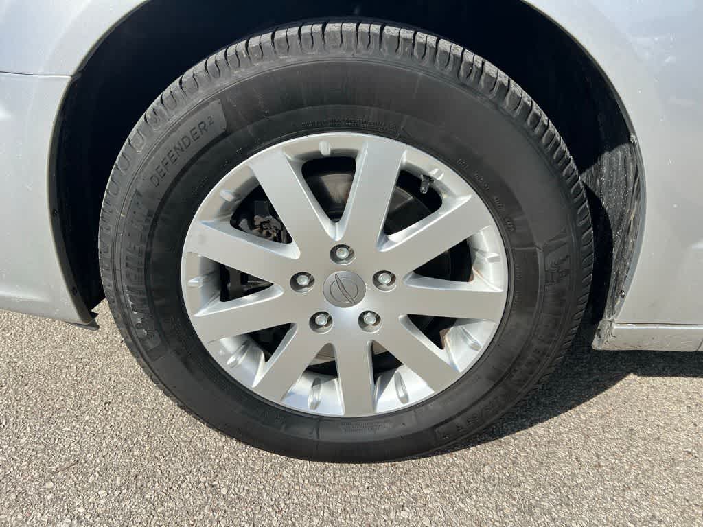 Thumbnail: 2012 Chrysler Town & Country - 10