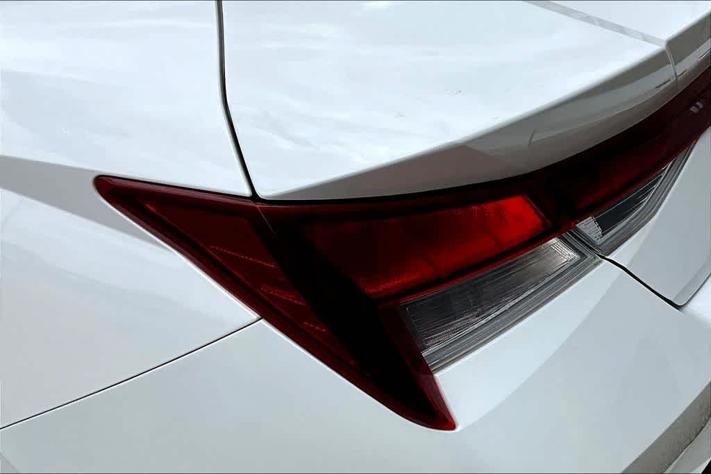 Thumbnail: 2022 Hyundai Elantra - 32