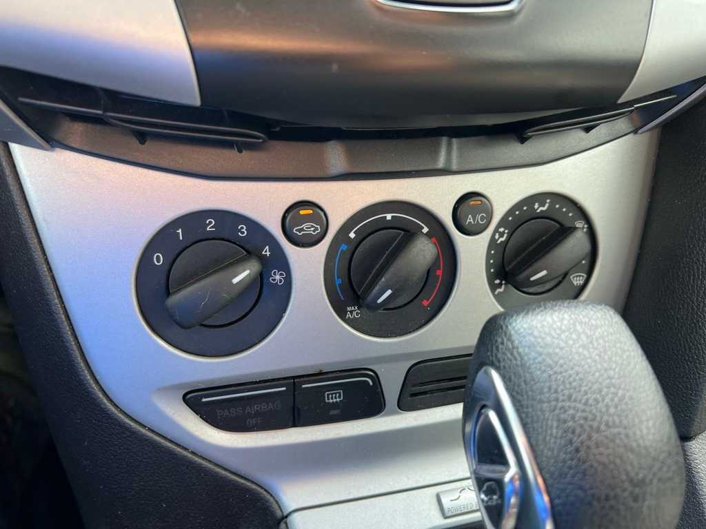 2014 Ford Focus SE 27