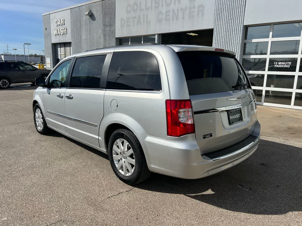 Thumbnail: 2012 Chrysler Town & Country - 4