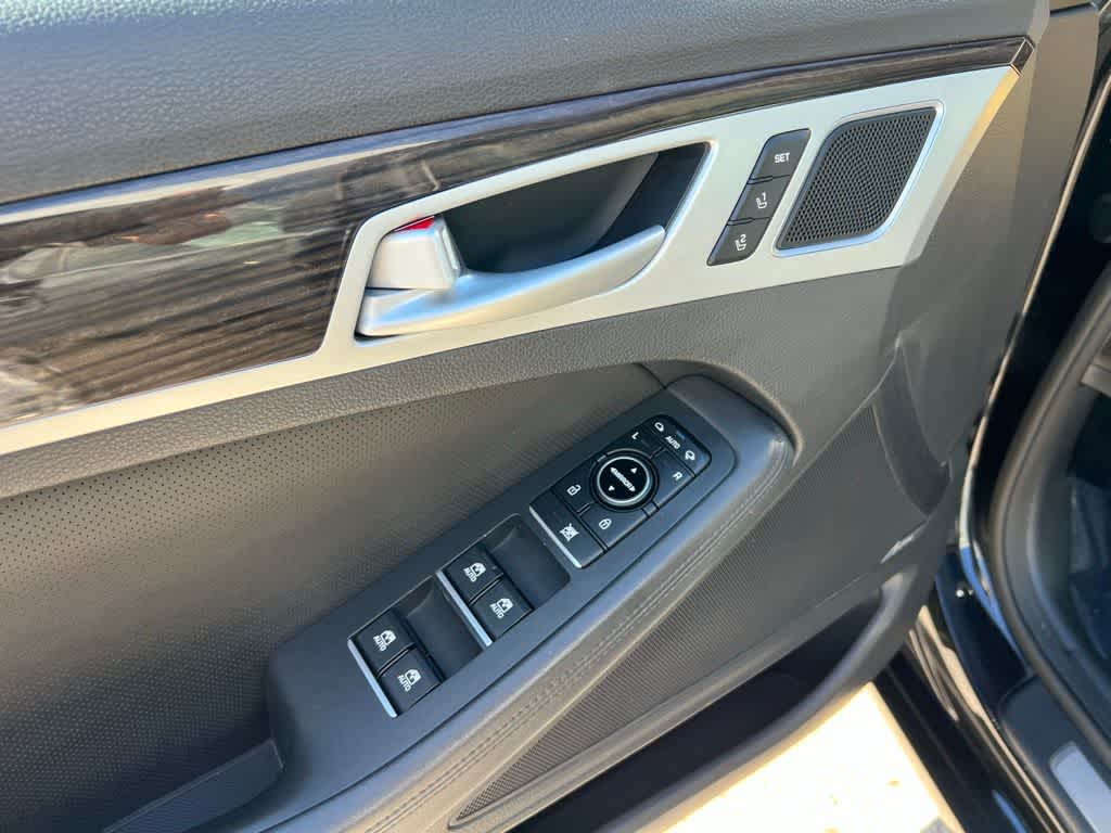 Thumbnail: 2015 Hyundai Genesis - 16