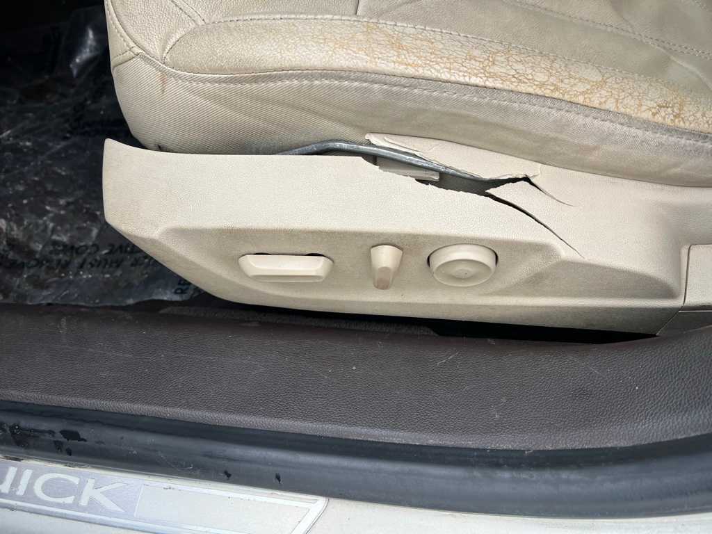 Thumbnail: 2011 Buick Regal - 17