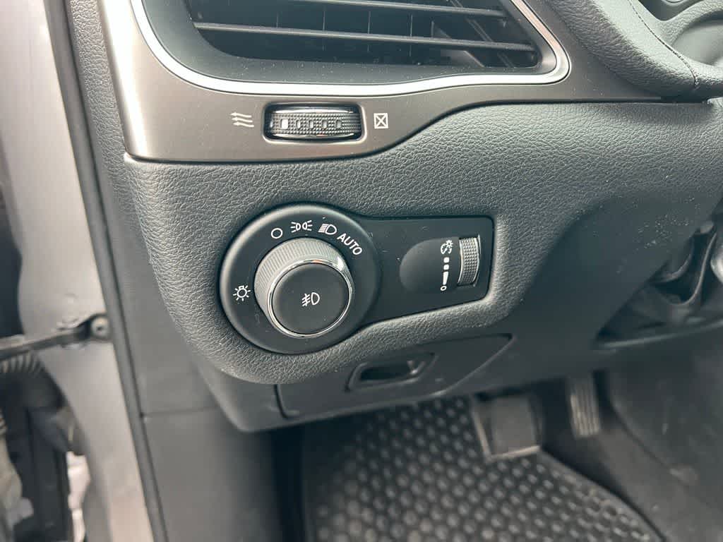 Thumbnail: 2019 Jeep Cherokee - 13