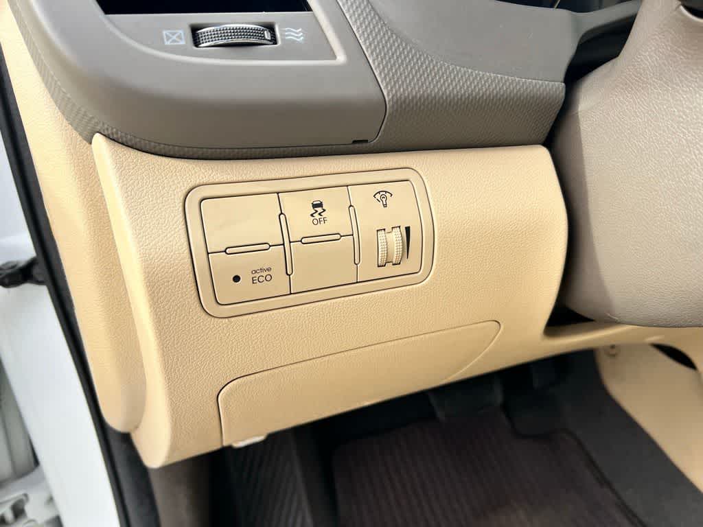 Thumbnail: 2014 Hyundai Accent - 16